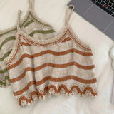 Débardeur court vintage en coton et lin pour femme, brodé de cœurs et à rayures spaghetti, en maille crochet, style plage.