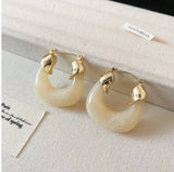 Getadme 유럽 및 미국 복고풍 갈색 수지 문자 U 자형 기하학적 후프 귀걸이 여성 패션 심플한 금속 보석 선물