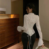 Chemisiers bandage pour femmes, style streetwear, blouses blanches évasées à manches longues et coupe slim, mode coréenne printemps, hauts décontractés à lacets noirs, faciles à assortir.
