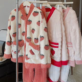 GETADME 딸기 프린트 잠옷 여성 파자마 세트 겨울 플리스 벨벳 1세트 홈 수트 수면 푹신한 한국식 피아마 따뜻한 나이트웨어 신제품